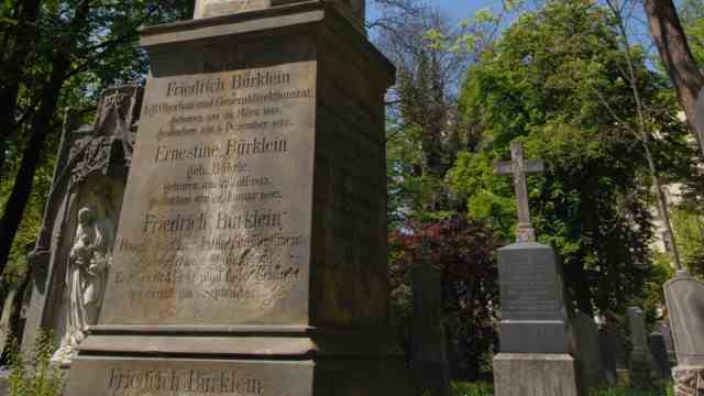 Architect Friedrich Bürklein: Friedrich Bürklein is buried in the Old South Cemetery.