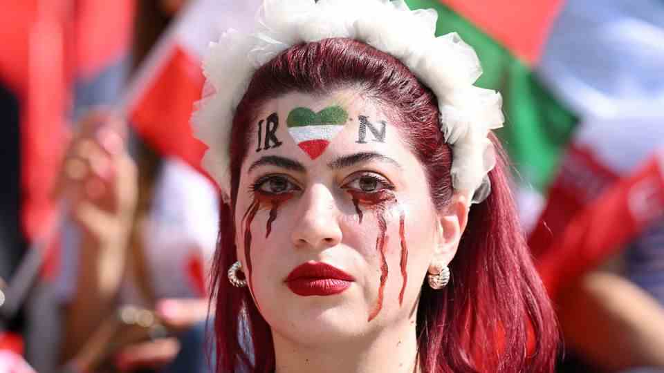 An Iranian woman put tears of blood on her face at the 2022 World Cup to draw attention to the situation in her country
