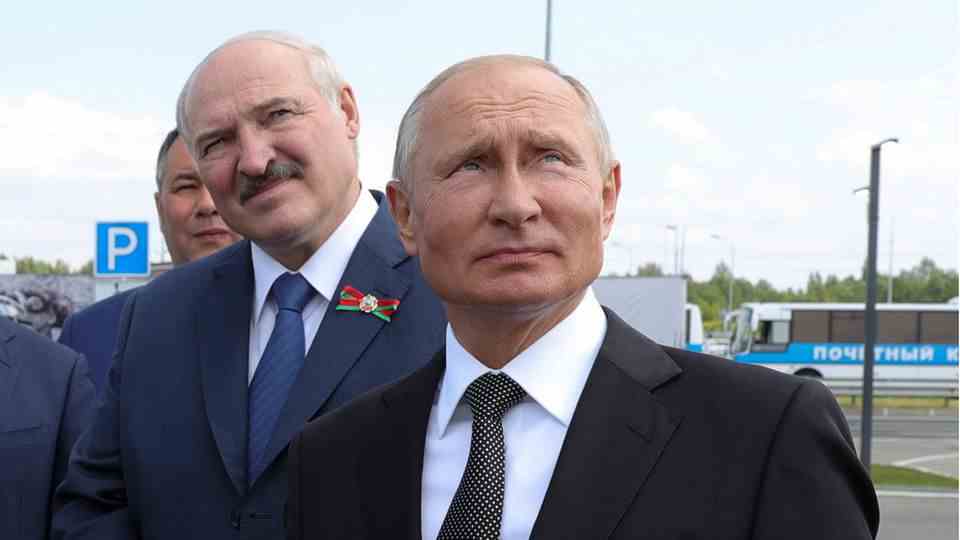 Vladimir Putin and Alexander Lukashenko have a political love-hate relationship 