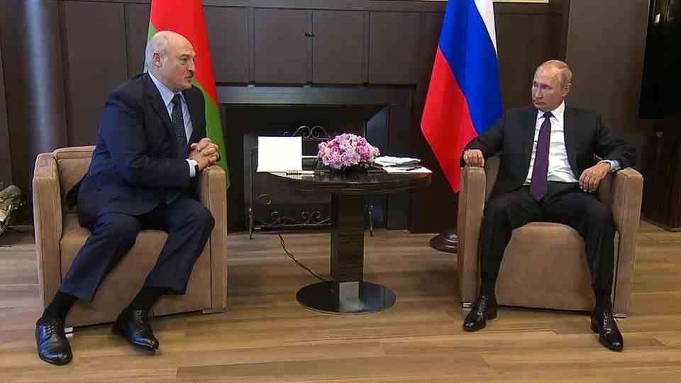 Meeting with Lukashenko: Telltale body language: Putin's appearance causes speculation