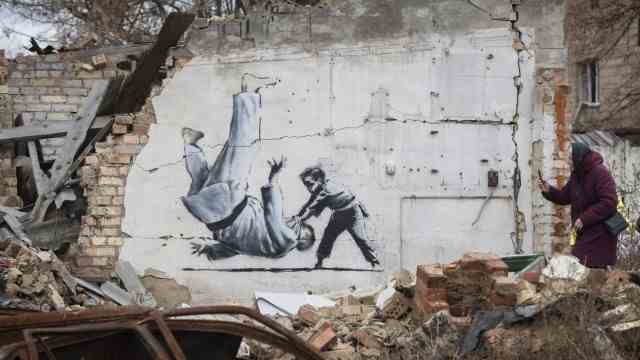 Ukraine: Small but not weak: a central message in Banksy's work.