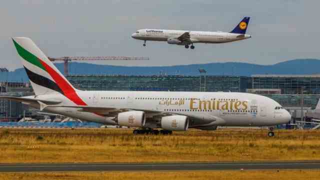 Air traffic: An Airbus A 380 from Emirates in Frankfurt, behind it a landing machine from Lufthansa.