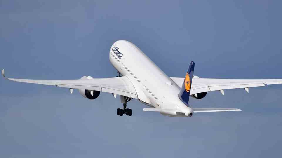 The Lufthansa Airbus A350-900 with the registration D-AIXE takes off from Franz Josef Strauss Airport in Munich (archive image)