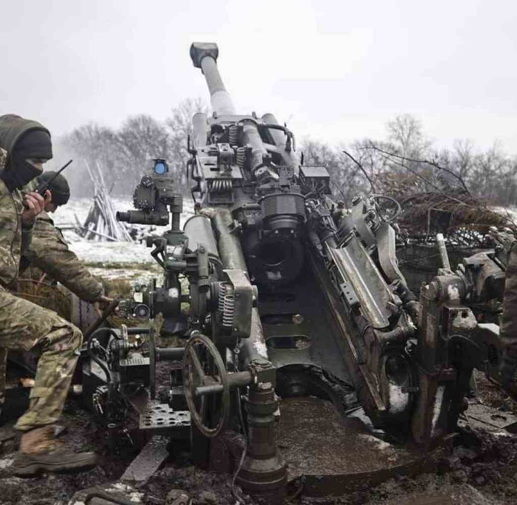 Ukrainische Soldaten feuern auf russische Stellungen in der Nähe von Bachmut