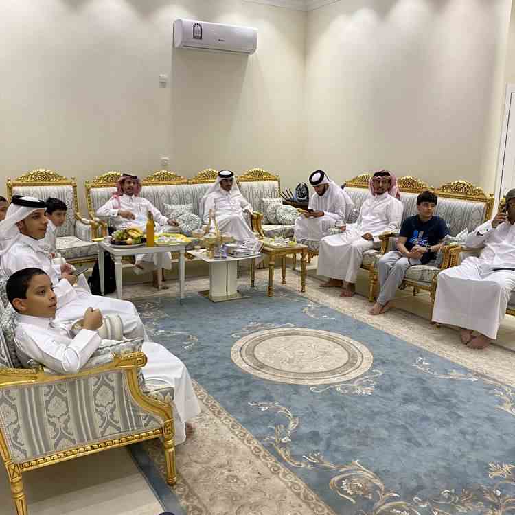 Des Qatariens se retrouvent entre hommes pour regarder un match de la Coupe du monde de football, à Doha (Qatar), le 1er décembre 2022. (RAPHAEL GODET / FRANCEINFO)