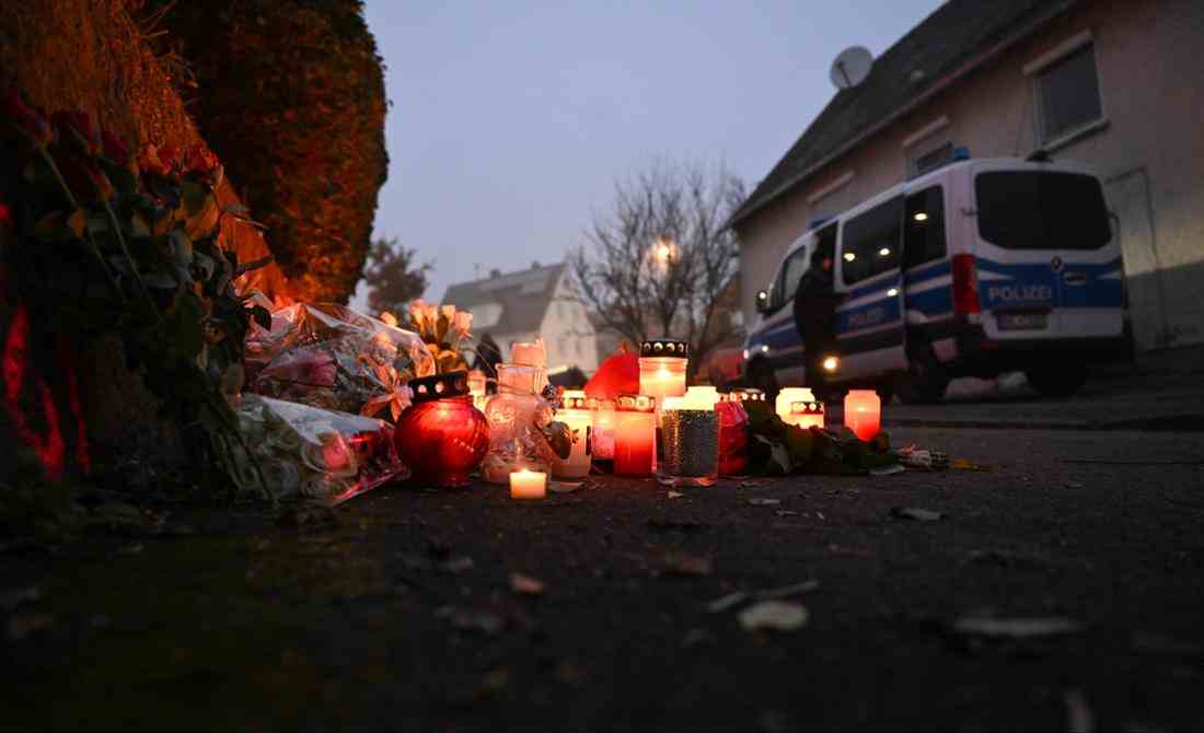 Kerzen und Blumen stehen am Tatort in Illerkirchberg, an dem am Tag zuvor zwei Mädchen von einem Mann mit einem Messer angegriffen wurden.