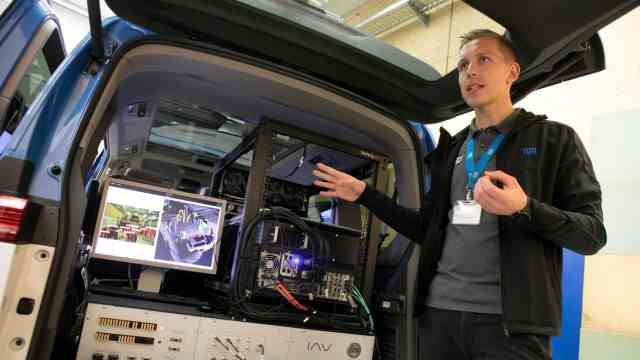 Research: Phillip Karle explains the inner workings of the autonomous research vehicle "Edgar".