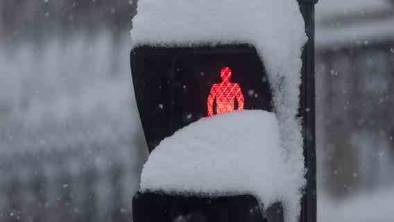 A red, snow-covered traffic light © photocase.de Photo: Álvaro Bueno