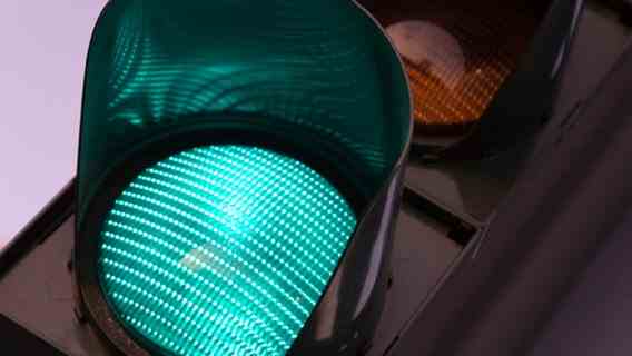 A traffic light shows the green light.  © Chromorange Photo: Karl-Heinz Spremberg