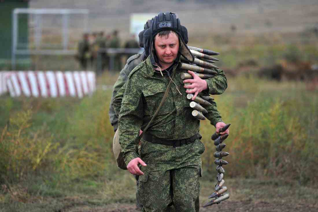 Ukraine-Krieg: Rekruten mit Munition auf einem Schießplatz in Südrussland