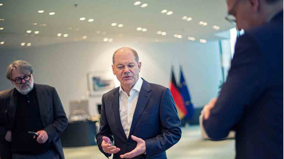 Olaf Scholz in conversation with stern colleagues Andreas Borchers (left) and Nico Fried (right)
