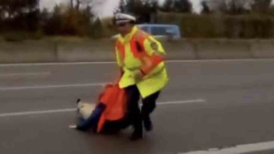 Munich: Police officer drags last-generation activist off the Autobahn