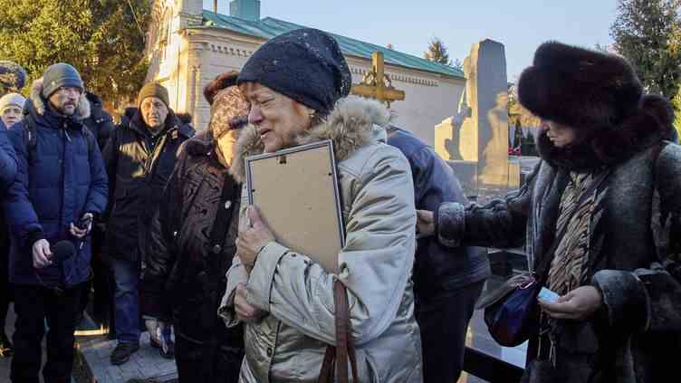 Relatives of Volodymyr Vakulenko during his funeral in Kharkiv (Ukraine), December 6, 2022 (SERGEY KOZLOV / EPA)