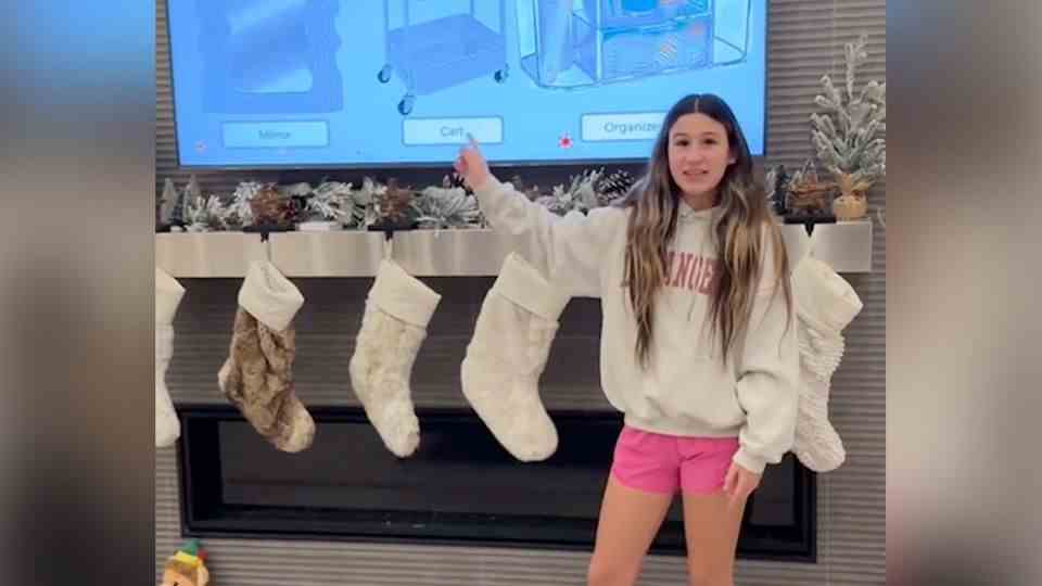 Wish list as a PowerPoint presentation: Influencer's daughter presents an expensive Christmas list like a professional