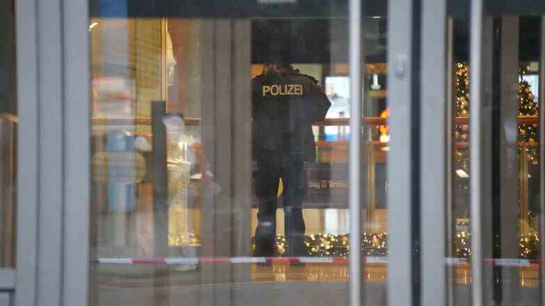 The police cordoned off the Altmarkt-Galerie.  The Striezelmarkt doesn't open today either.