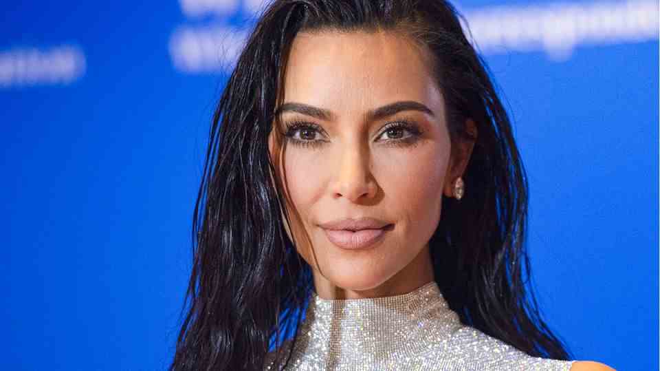 Kardashians without plastic surgery: AI should show the real faces of the stars