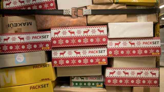 Christmas time in the parcel post center: The parcels are stacked in the truck like in the computer game Tetris.