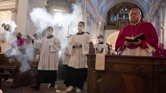 Bishop Franz-Josef Bode and altar boys with a censer at a service.  © picturealliance/dpa Photo: Sebastian Gollnow