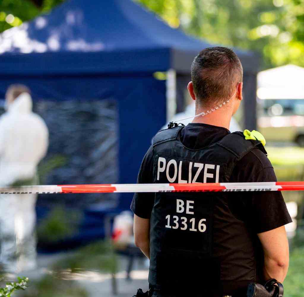 Ein Polizeibeamter sichert nach dem Mord den Tatort im Kleinen Tiergarten