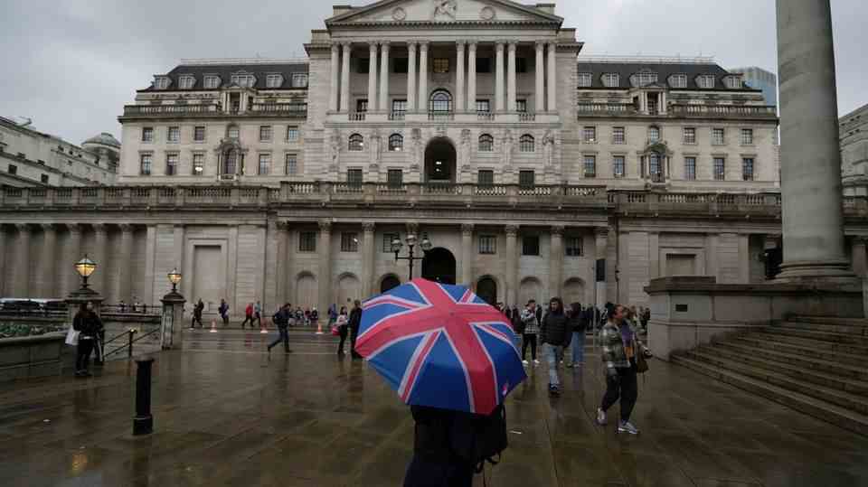 Central Bank of London: Rising interest rates, falling temperatures.  Britain's energy price crisis. 