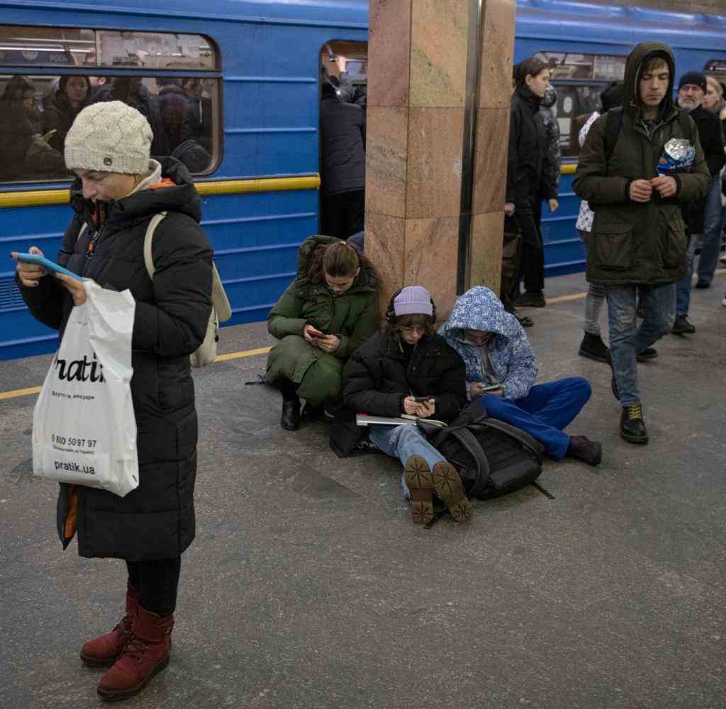 Menschen warten in einer U-Bahn-Station in Kiew, die als Bunker genutzt wird