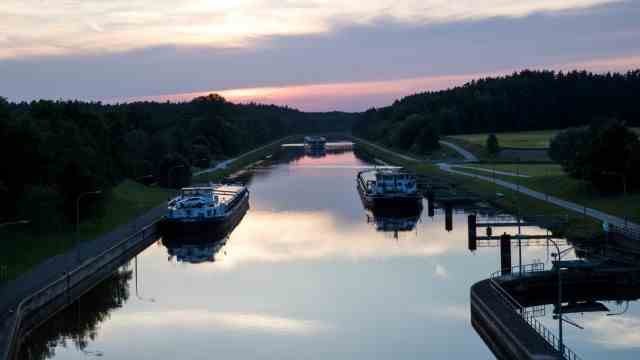 Industrial history: Environment Minister Thorsten Glauber calls the canal the "water management life insurance in Franconia", because it supplies dry Franconia with water from southern Bavaria.  The picture of the sunset on the Main-Danube Canal was taken near Hilpoltstein in 2017.