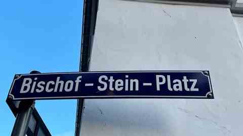 Street sign Bischof-Stein-Platz in Trier (Photo: SWR)