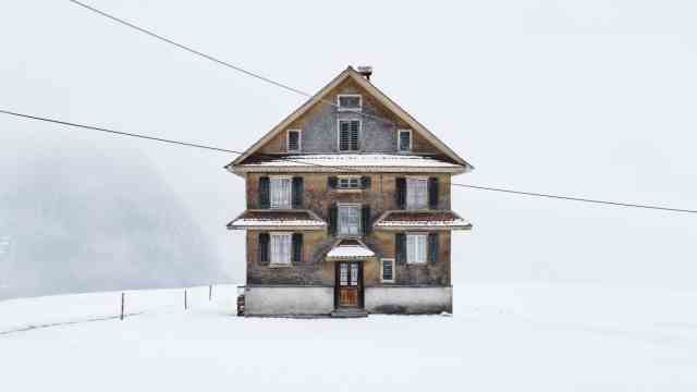 travel book: "Chalets of Switzerland": Cables and the idea of ​​a way: a detached chalet in Seewen in the canton of Schwyz.
