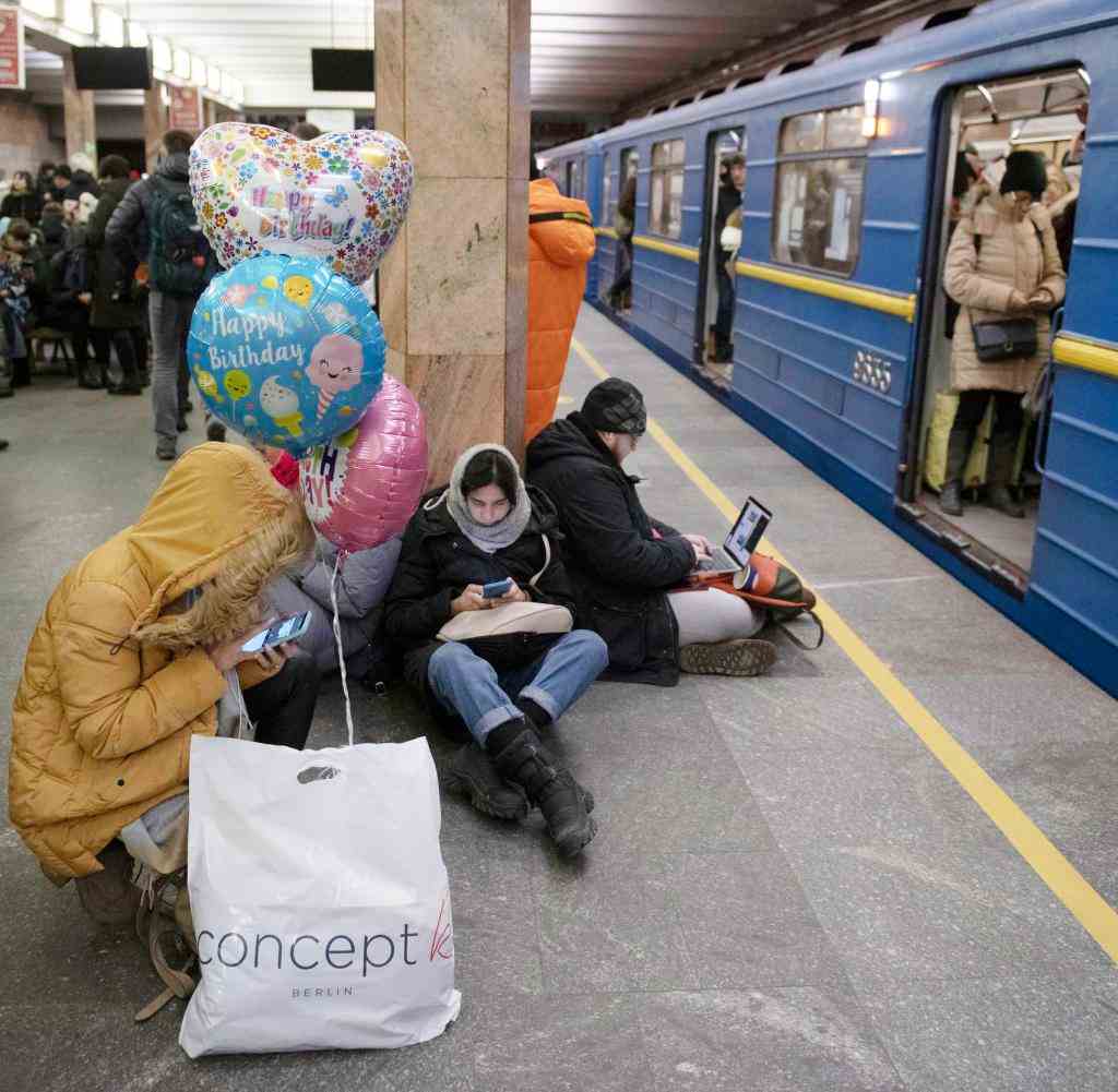 Die U-Bahn wird zum Schutzraum: Bewohner Kiews müssen während Russlands Raketenangriffen im Untergrund ausharren