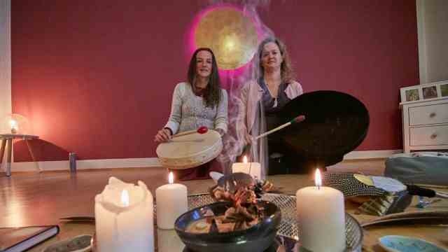 New year in the district: Martina Schmehl uses the white frame drum to achieve a trance during shamanic power journeys;  the "Black Siberian mare" by Margareta Kloppenborg is used around the fire when you want to ground yourself.