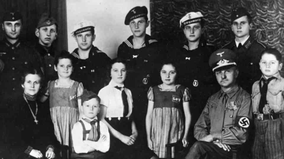 The Reichel couple from Saxony with their twelve children.  The mother wears the golden mother's cross.  Recorded in 1943.