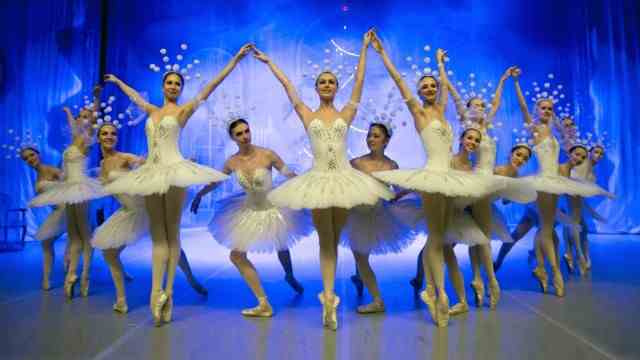 Leisure tips: Every year again: Tchaikovsky's ballet fairy tale "Nutcracker"here the Snowflake Waltz, danced by the International Festival Ballet.