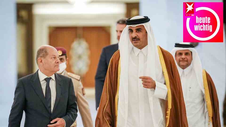 Federal Chancellor Olaf Scholz (l, SPD) and the Emir of Qatar, Tamim bin Hamad Al Thani