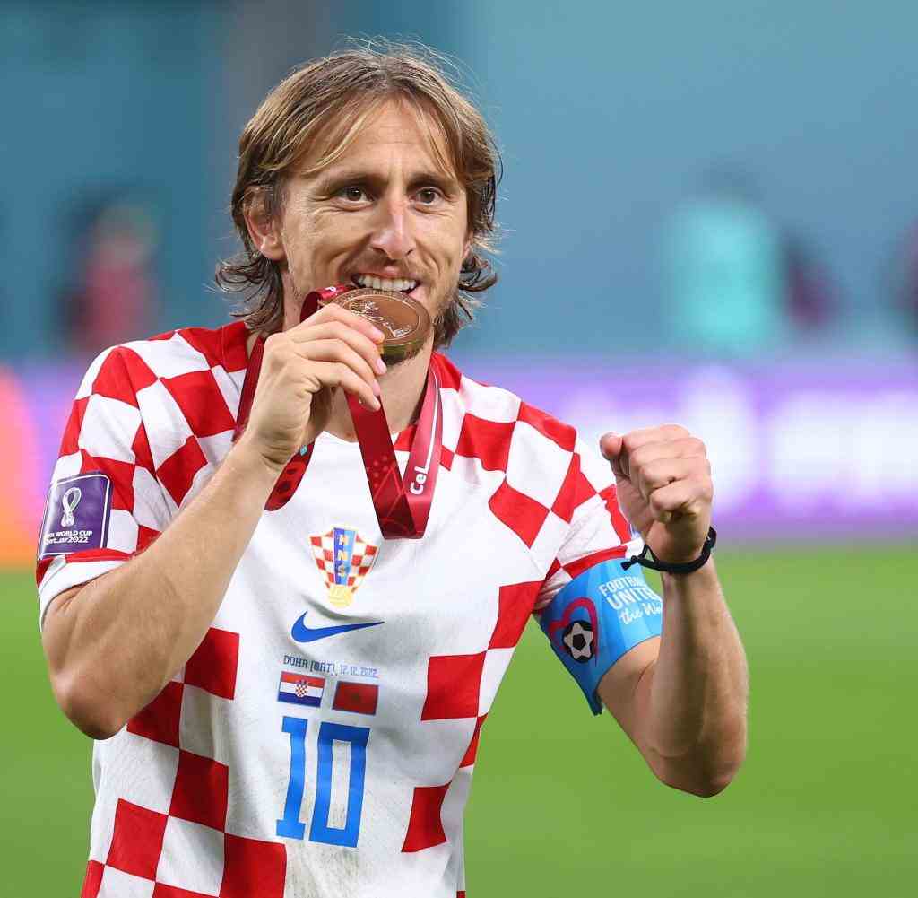 Das war es noch nicht: Kroatiens Luka Modric beißt in seine Medaille nach dem dritten Platz bei der WM