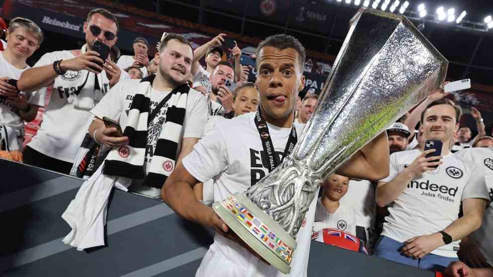 Eintracht Frankfurt's Timothy Chandler with the Europa League trophy after the Seville final