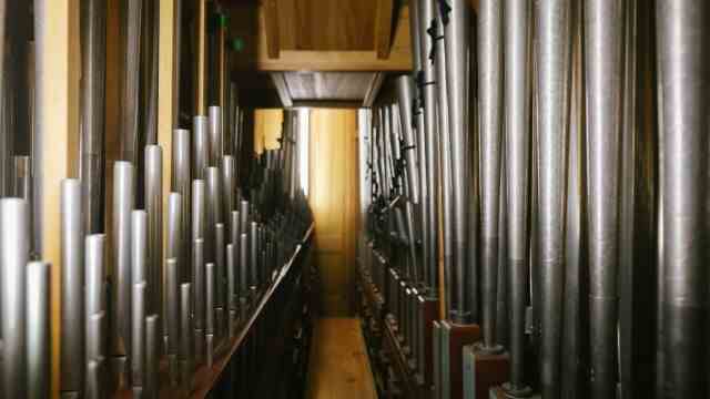 advent series "my number": Lots of pipes: a look inside the organ.