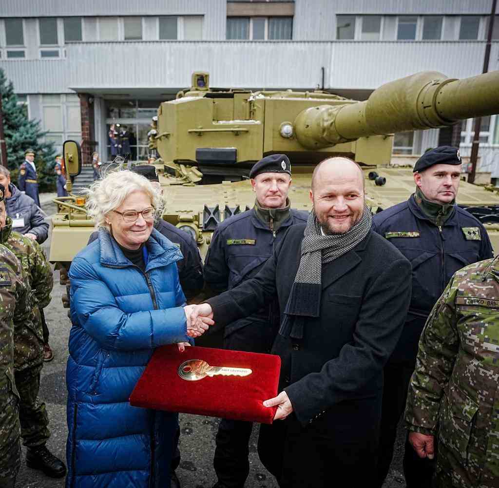 Verteidigungsministerin Christine Lambrecht (SPD) übergibt einen symbolischen Schlüssel für den Leopard 2A4 an ihren slowakischen Amtskollegen Jaroslav Nad