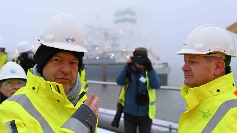 Robert Habeck (left) and Olaf Scholz at the inauguration of the first German LNG terminal in Wilhelmshaven