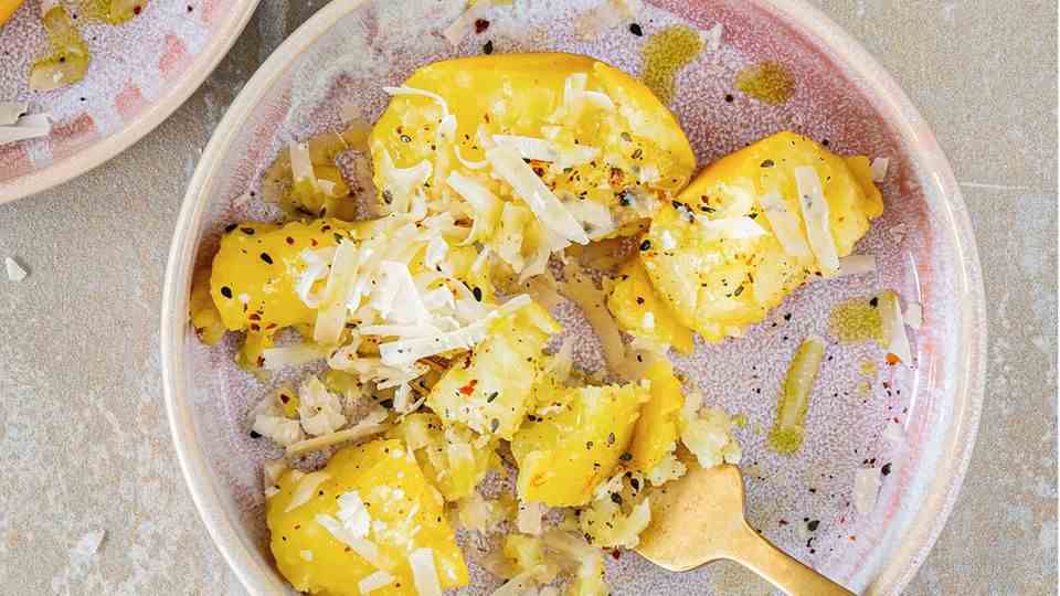 This is star chef Paul Ivic's express dish: potatoes with turmeric and parmesan.  The recipe is in the text below. 