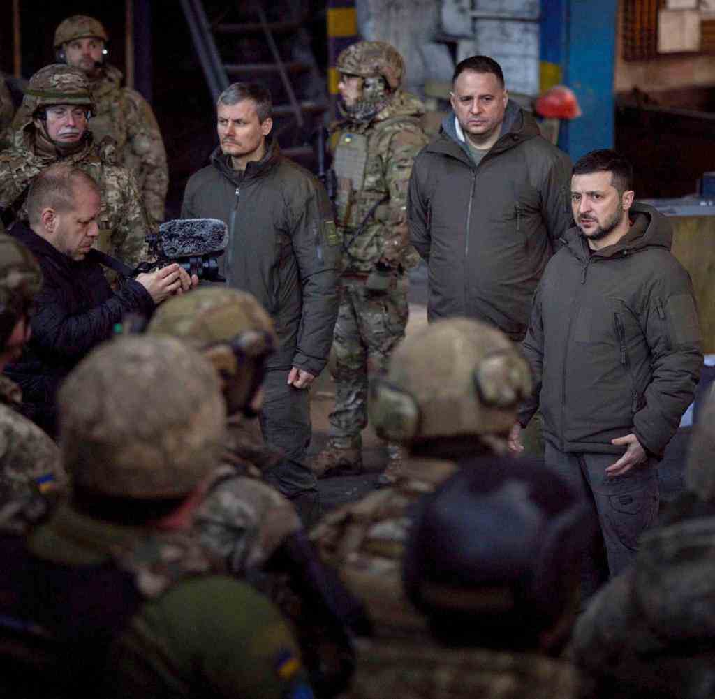 In this photo provided by the Ukrainian President's Press Office, Zelensky (r.) speaks to soldiers in Bakhmut