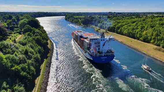 A cargo ship crosses the Kiel Canal.  © Jürgen Konow Photo: Jürgen Konow