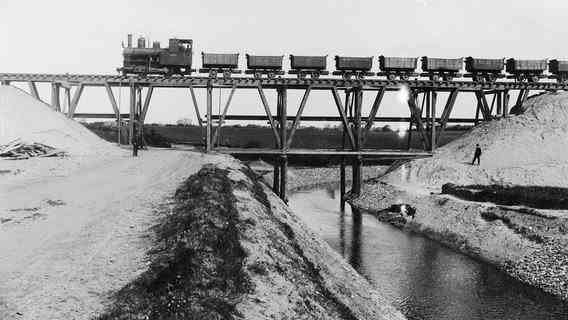 A train drives over a transport bridge during the construction of the Kiel Canal © Landesarchiv Schleswig-Holstein LASH 51_III_59, Abt. 2003.8 No. 904 
