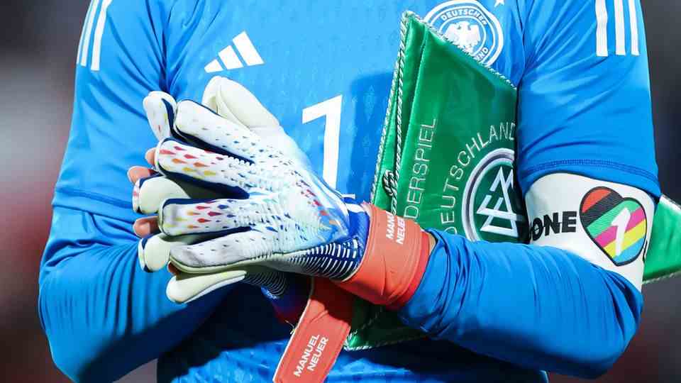 In the friendly against Oman, Manuel Neuer already wore them "one love"-Armband.  Fifa wants to ban them.
