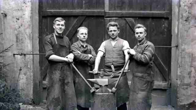 Photography in Bavaria: Four young Lower Bavarian blacksmiths in the early 1930s.