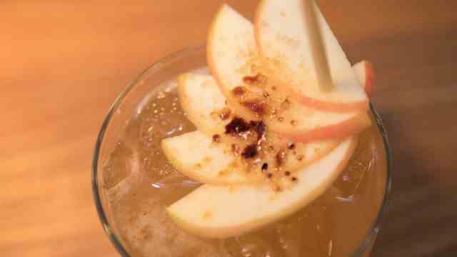 Winter cocktails: Sandra Forsters "Margarita Frio" comes on ice and still warms your heart thanks to apple and cinnamon.