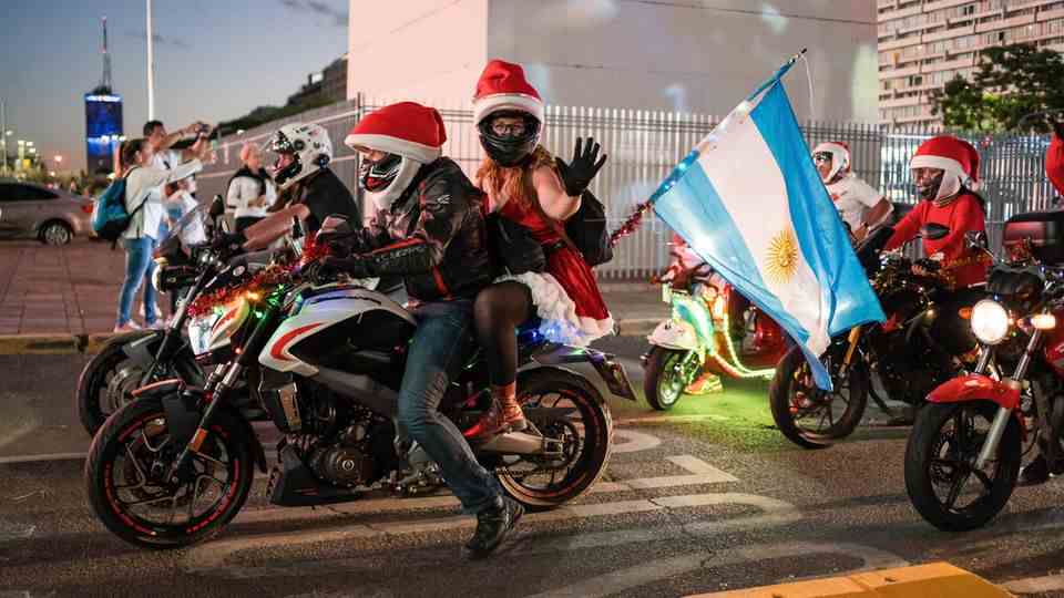 In the best Christmas and World Cup mood in Buenos Aires: revelers after the Argentine team's victory at the World Cup in Qatar.