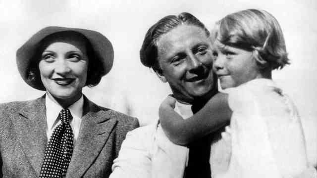 Fashion: Golden times: Marlene Dietrich with husband and child.