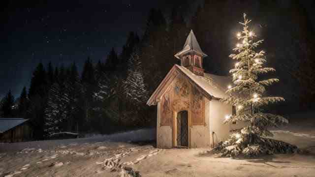 Christmas in Bavaria: In addition to all the evil that characterizes the time between the years, there is also the light and comfort that is expressed in the Christmas lights - like here on the Christmas tree and at the chapel in Elmau in Upper Bavaria.