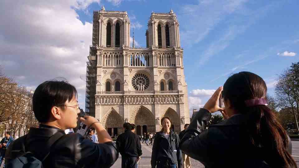 Japanese tourists in front of Notre-Dame