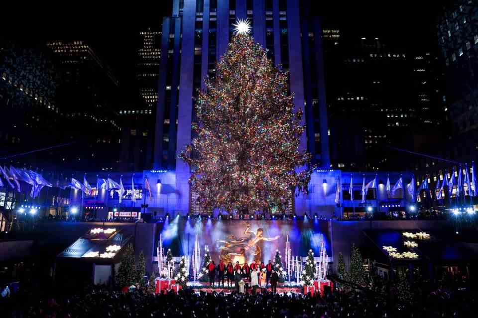 Light ritual for 90 years: More than 50,000 lights were lit on the Christmas tree in front of Rockefeller Center.